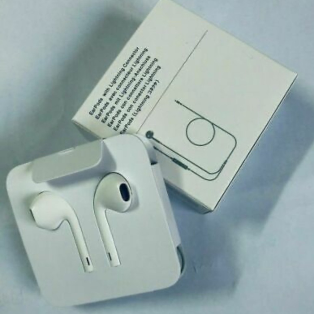 Apple earbuds (lighting connector)